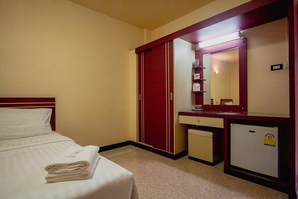 Srisomthai Hotel Убонратчатхани Экстерьер фото